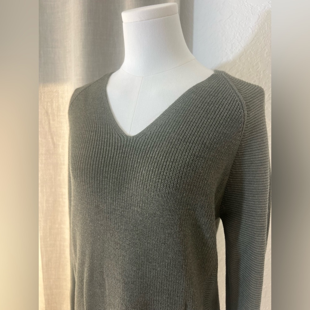 Athleta Hanover V Neck Merino Wool Blend Knit Sweater Olive Green Size XXS - Picture 2 of 7